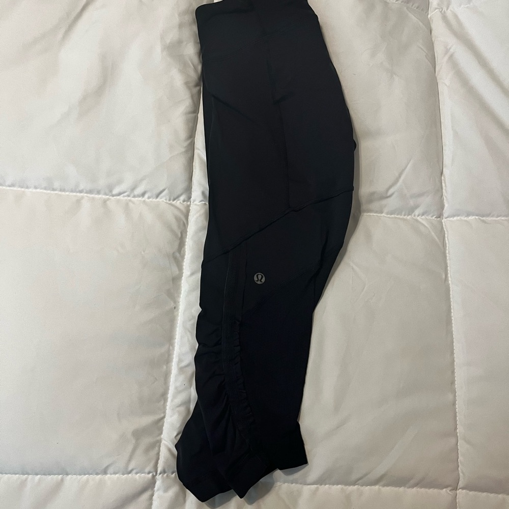 Black Lululemon crop leggings